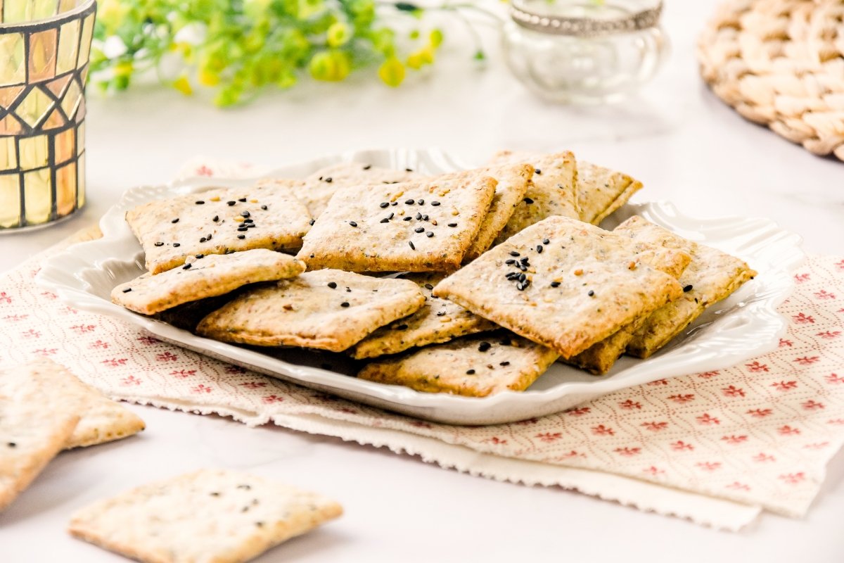 Crackers caseros servidos en un plato