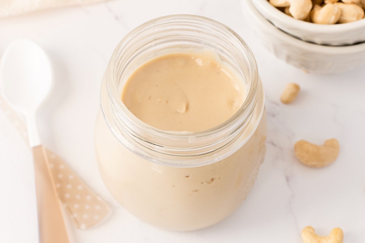 Crema de anacardos en el bote