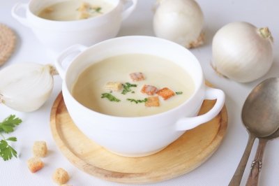 Crema de cebolla y manzana verde al curry