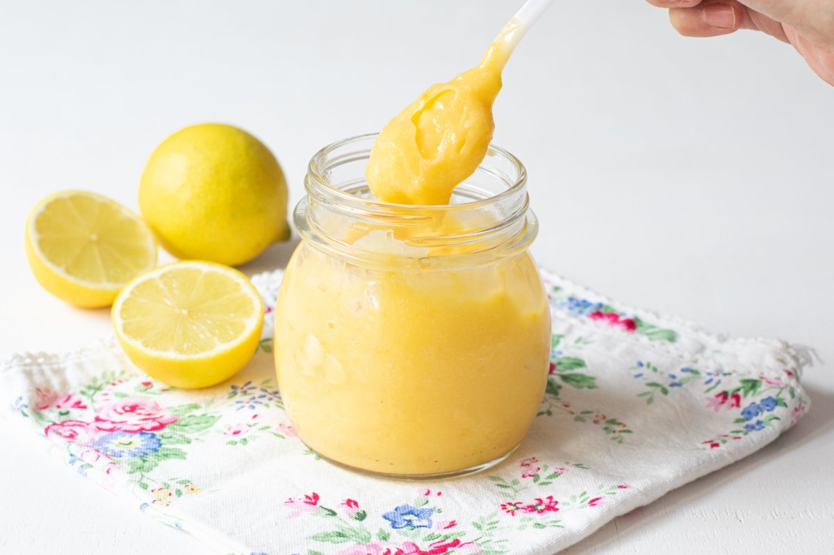 Crema de limón o lemon curd servida en el tarro