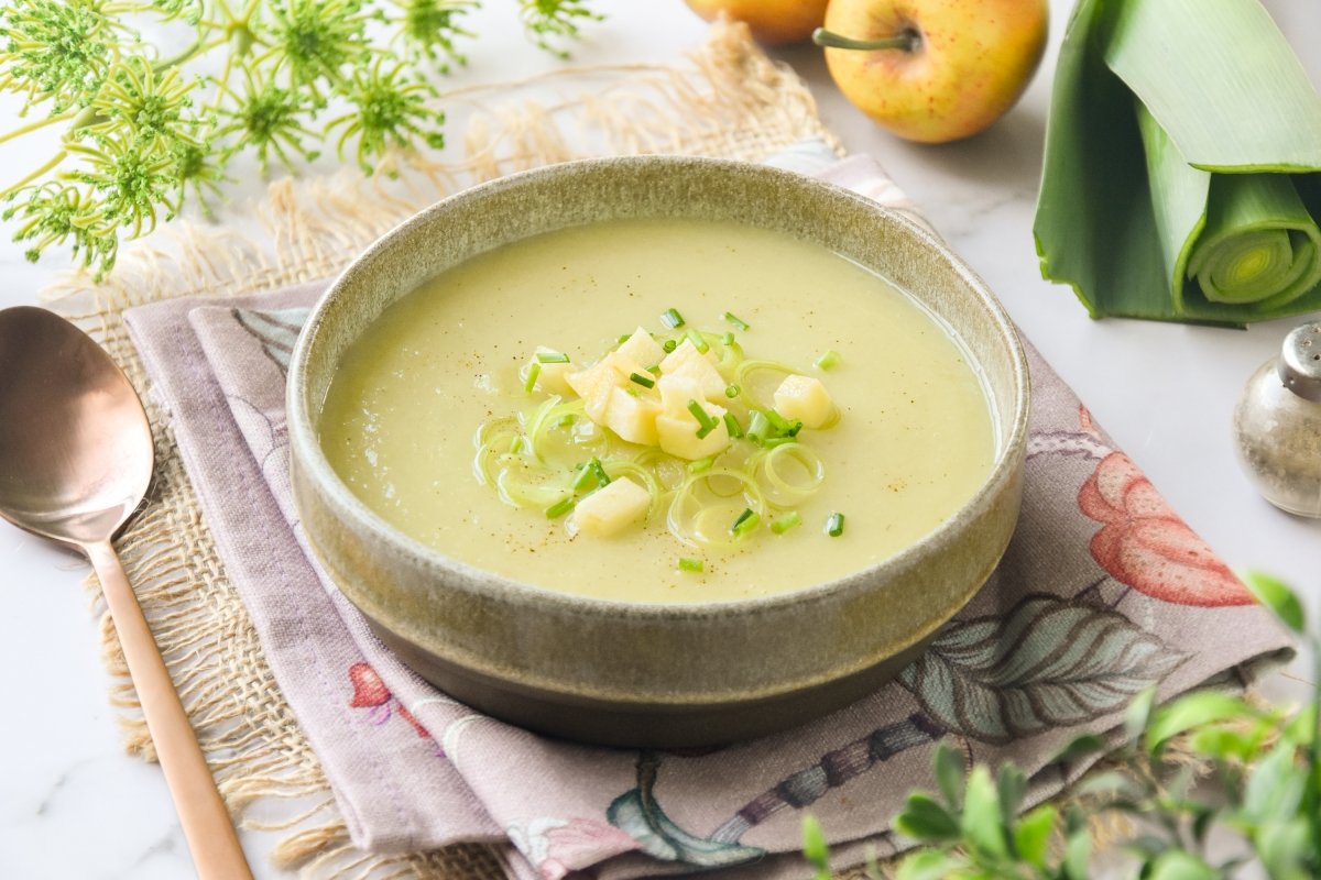 Crema de puerros y manzana lista para comer