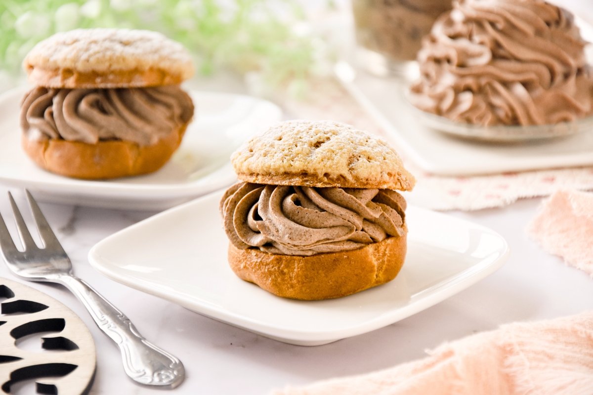 Crema de trufa rellenando profiteroles