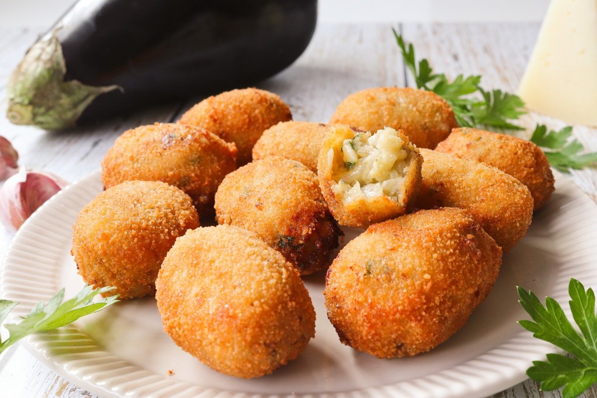 Croquetas de berenjenas rebozadas con pan rallado y panko