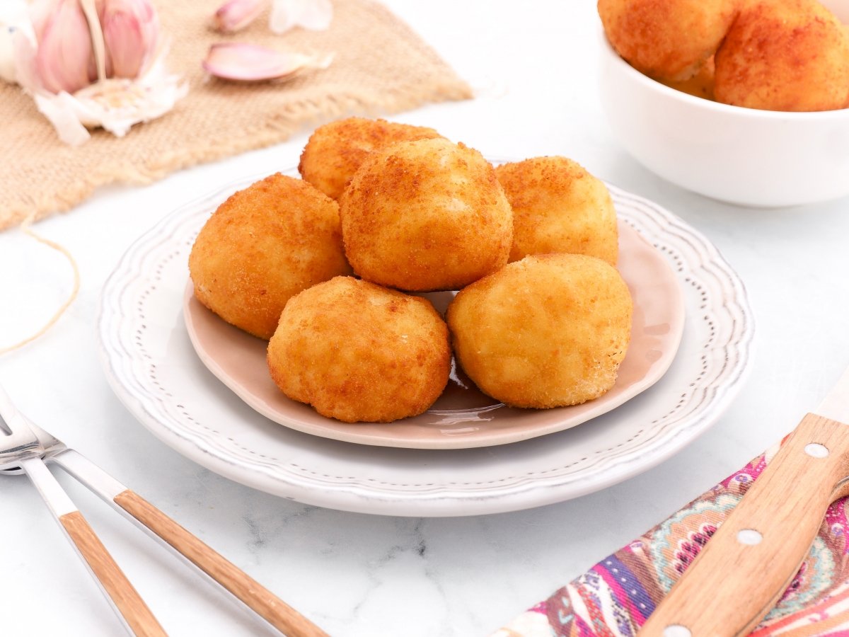 Croquetas de gambas al ajillo listas para servir