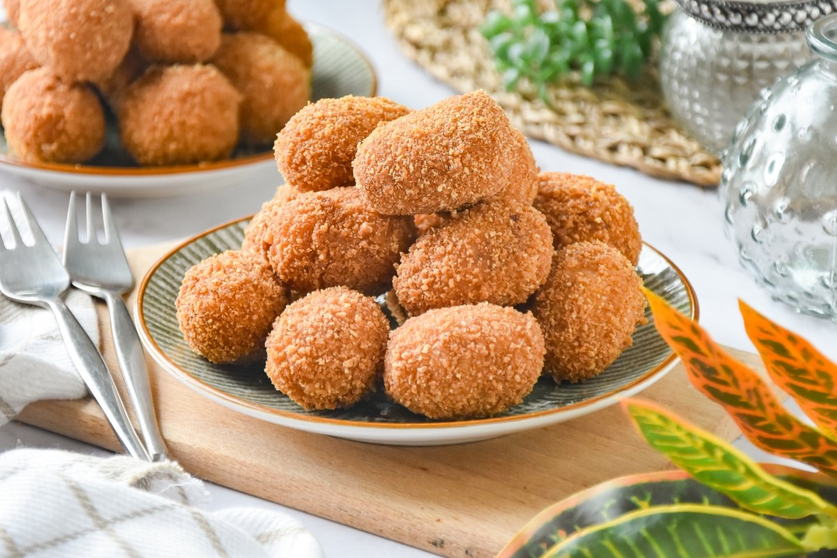 Croquetas de jamón recién hechas y listas para comer