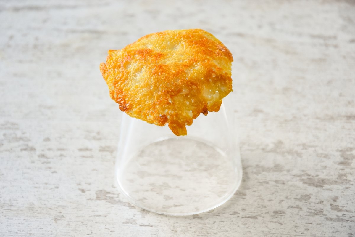 Crujiente de queso enfriando sobre un vaso