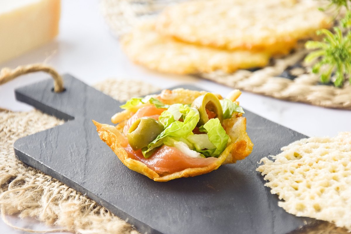 Crujiente de queso servido como base de aperitivo