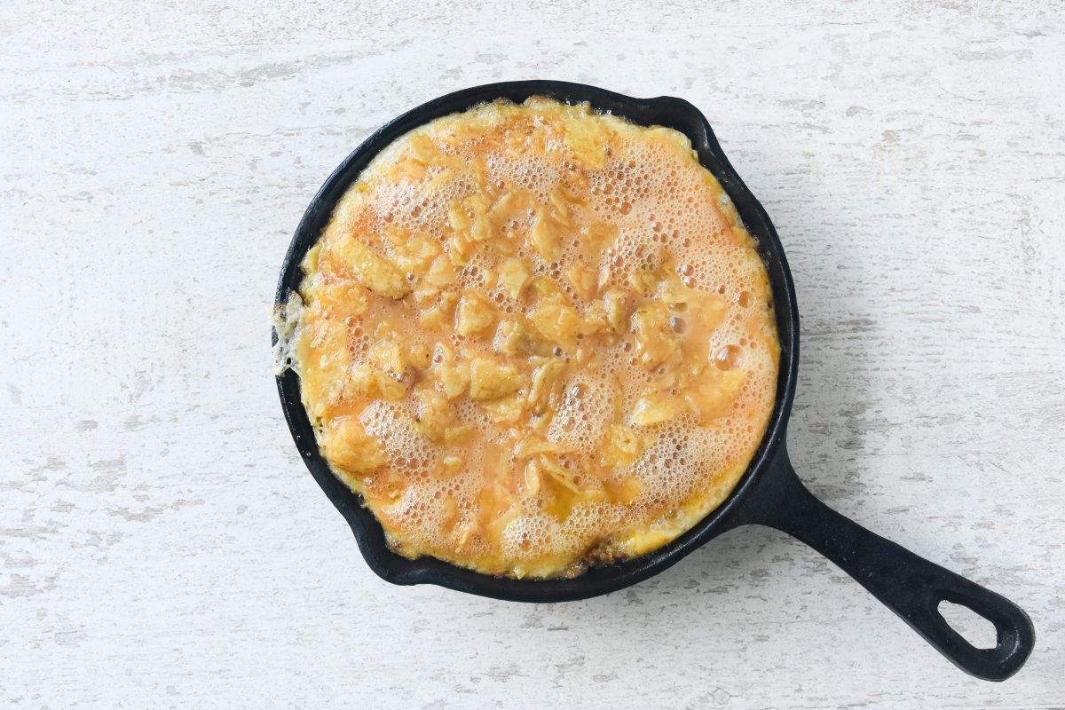 Cuajamos la tortilla con patatas de bolsa por un lado