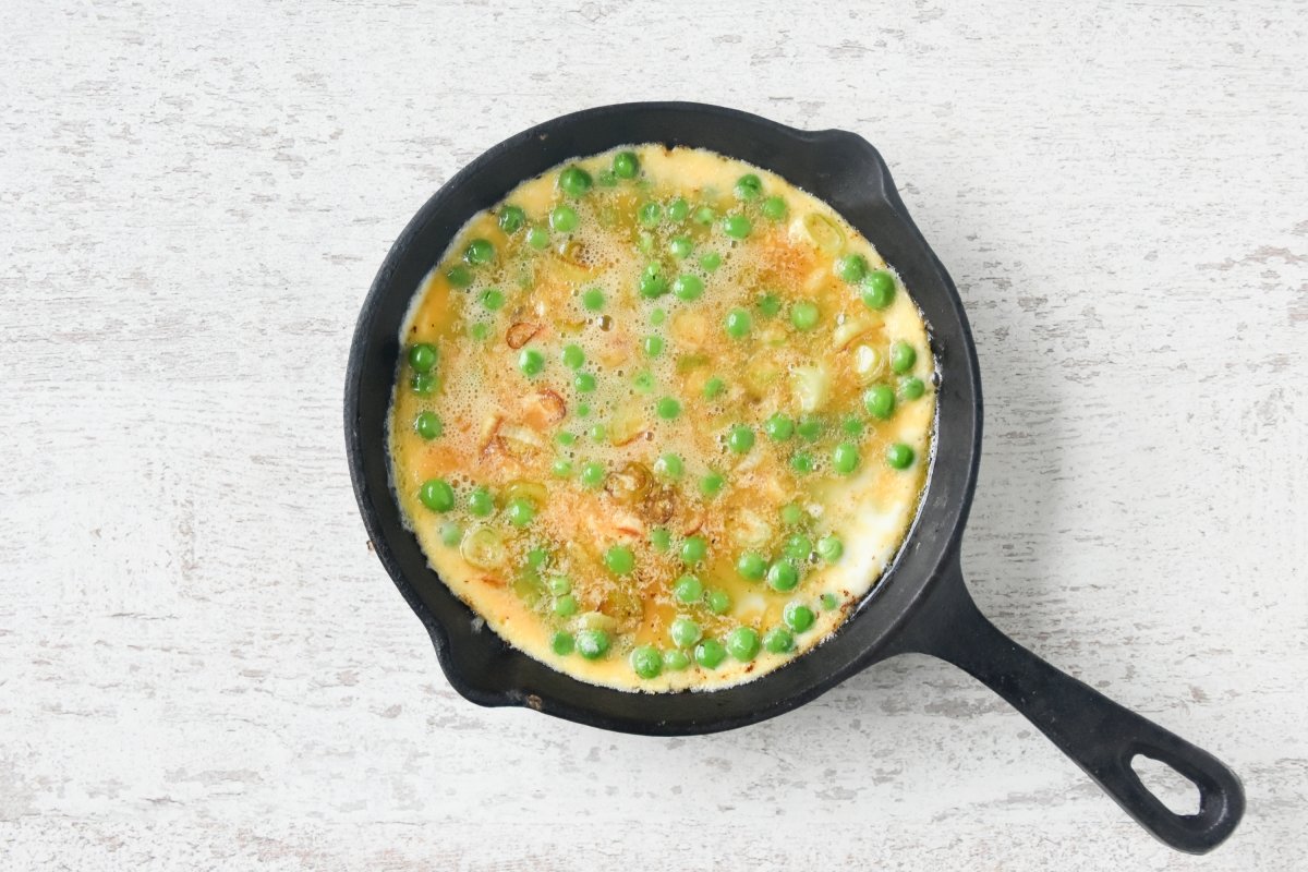 Cuajamos la tortilla de guisantes por un lado