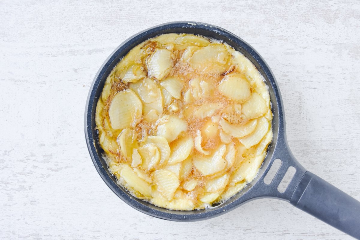 Cuajamos la tortilla de patatas por un lado