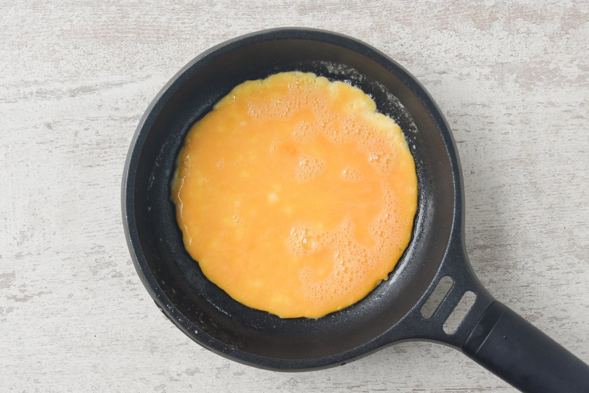 Cuajamos la tortilla en la sartén por un lado