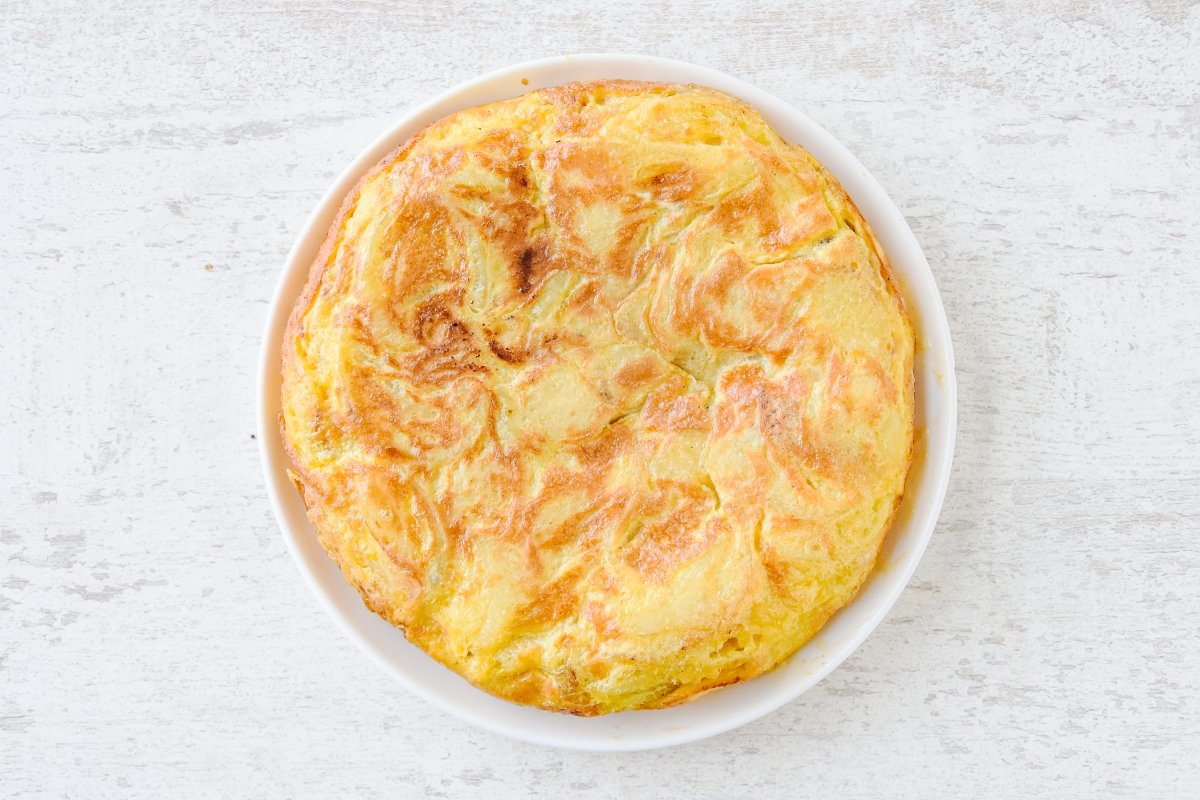 Cuajamos la tortilla por el otro lado y volteamos sobre un plato