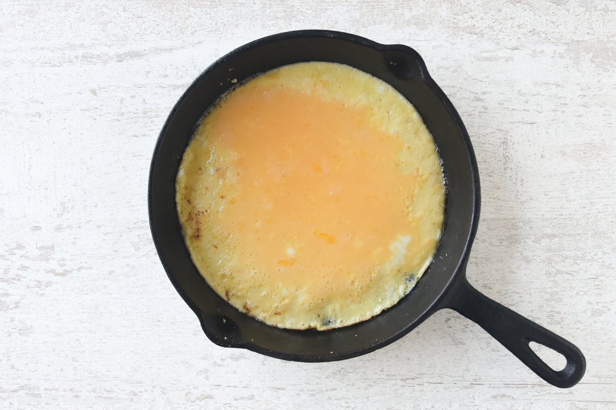 Cuajamos los huevos para la tortilla de gambas