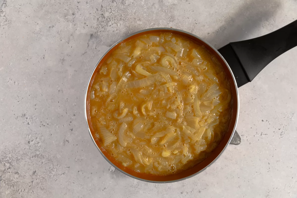 Cuajando primer lado de la tortilla de cebolla