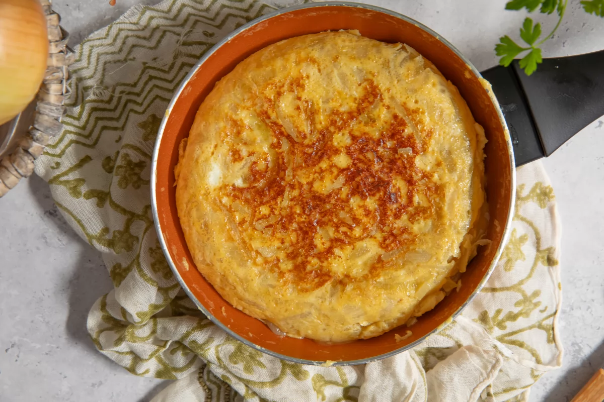 Cuajando segundo lado de la tortilla de cebolla