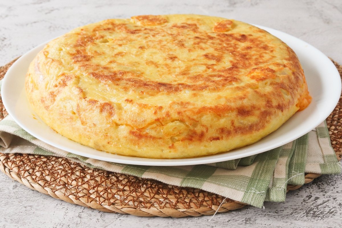 Cuajar la tortilla rellena de jamón y queso por el otro lado