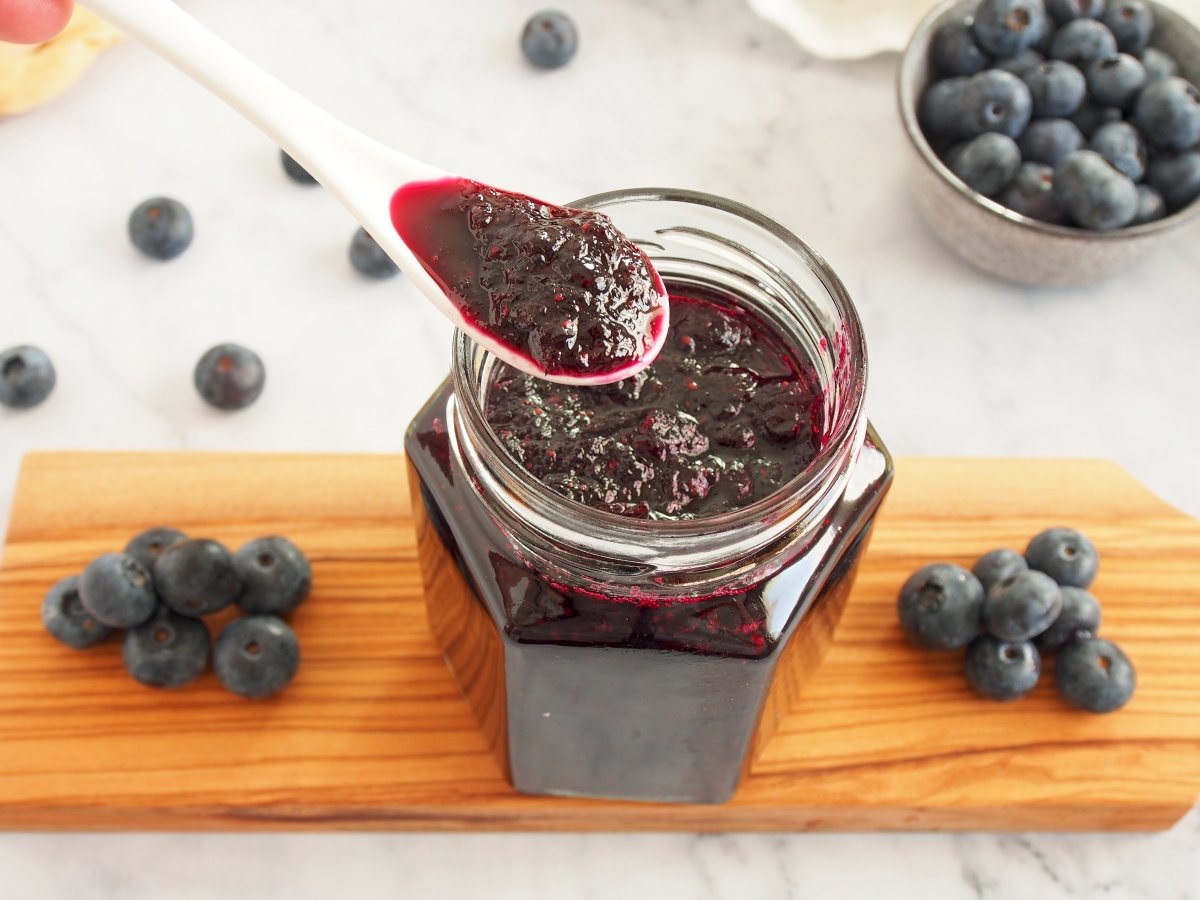 When the jam is ready, put it in a clean jar and let it cool before consuming it.