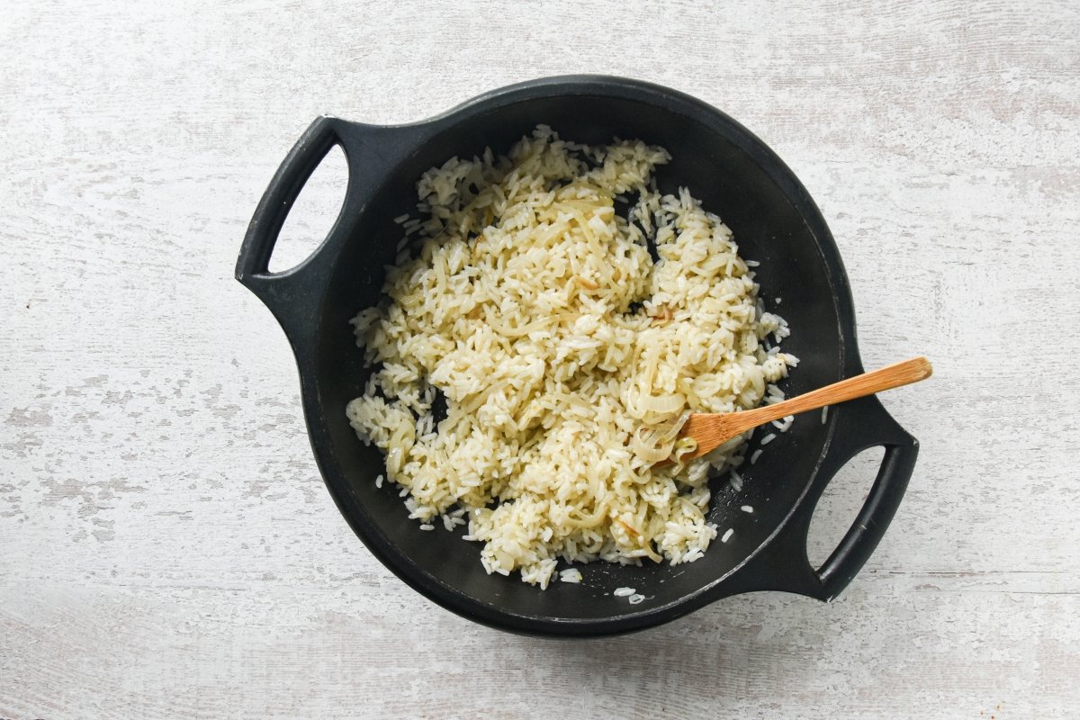 Cuando esté listo, airear el arroz con una cuchara con delicadeza