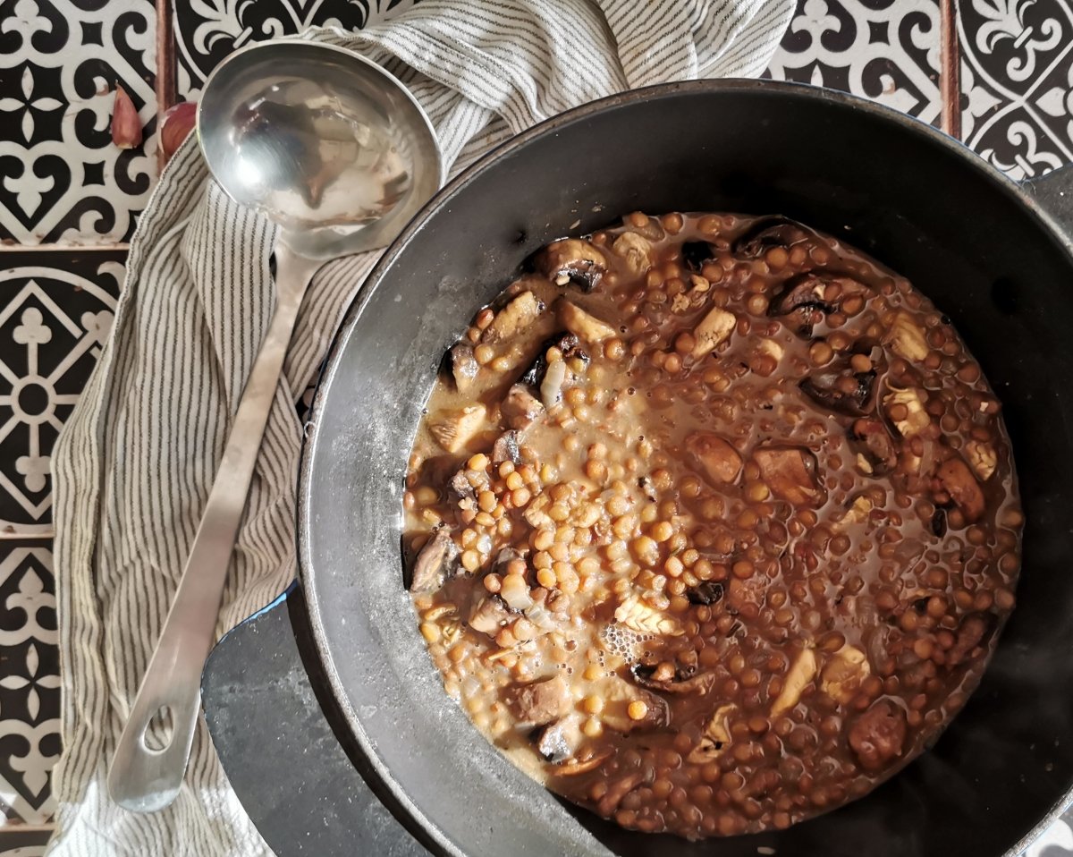 Cuando las lentejas estén listas, agregar el pollo con champiñones a la olla y servir