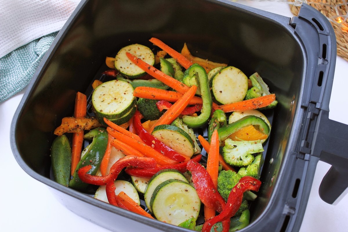 Cubeta de la freidora de aire con las verduras antes de hacer