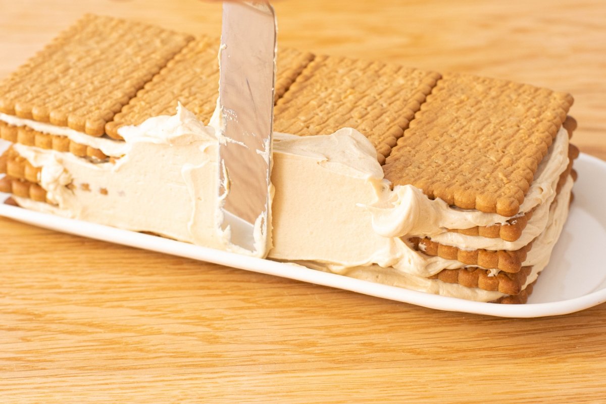 Cubrimos con crema la tarta de galletas y crema de café