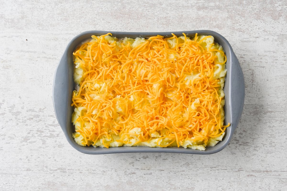 Cubrimos con el puré de patatas y el queso