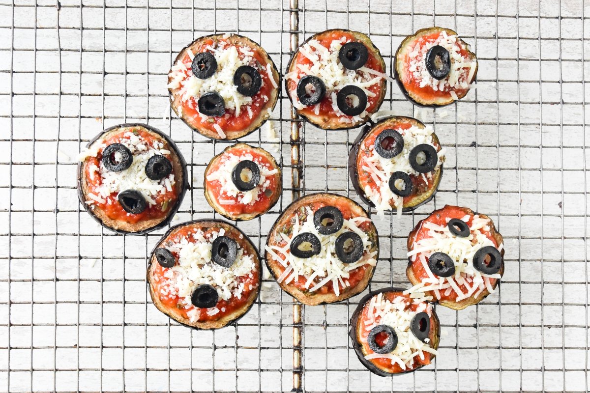 Cubrimos con el queso y las aceitunas