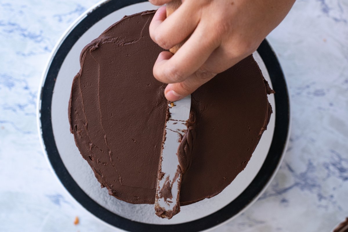 Cover the top of the fondant birthday cake with ganache