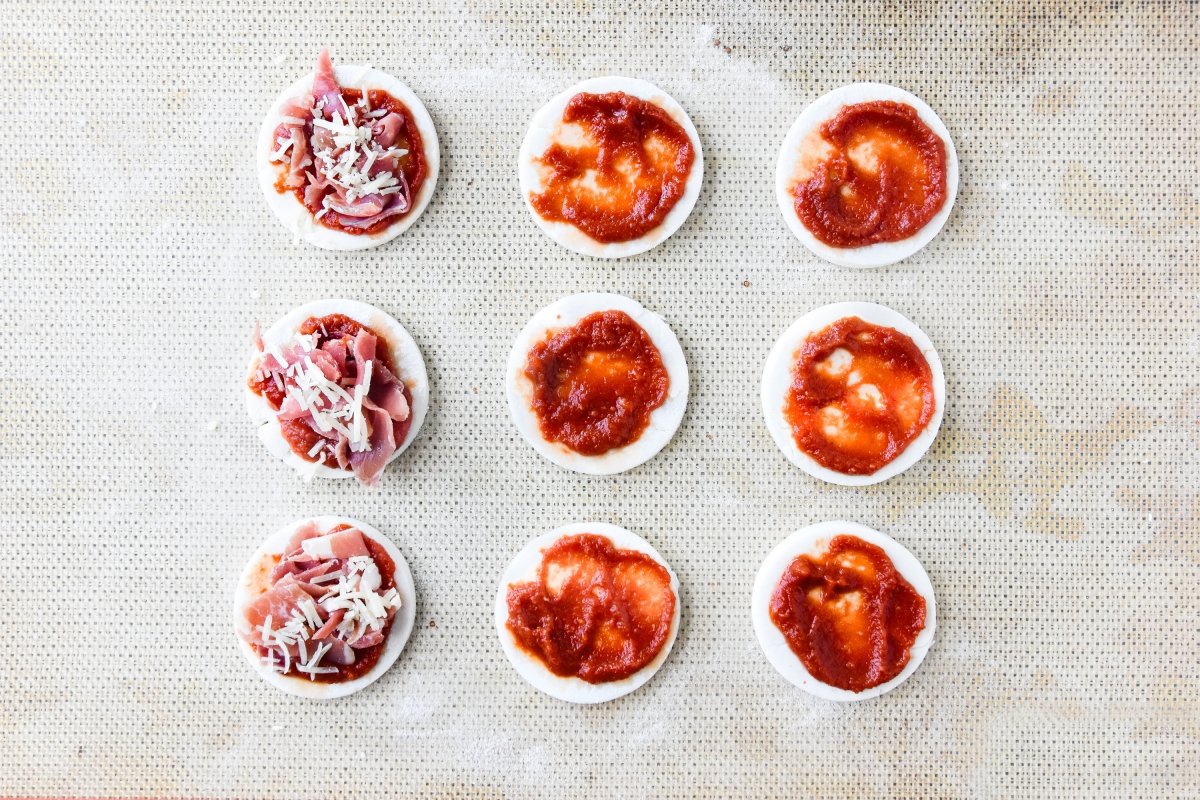 Cubrimos con jamón y queso rallado