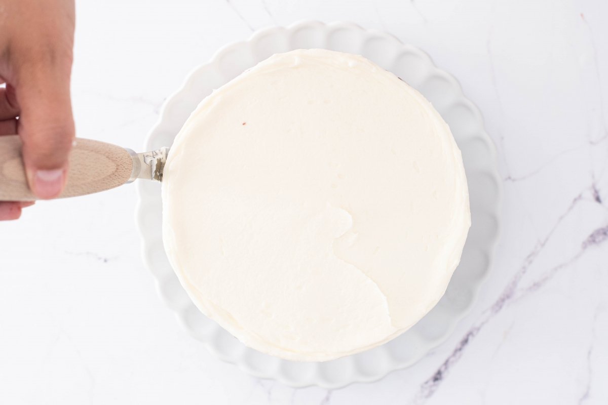 Cubrimos con la crema la tarta red velvet