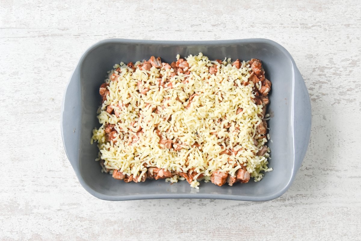 Cubrimos con la mitad del queso rallado