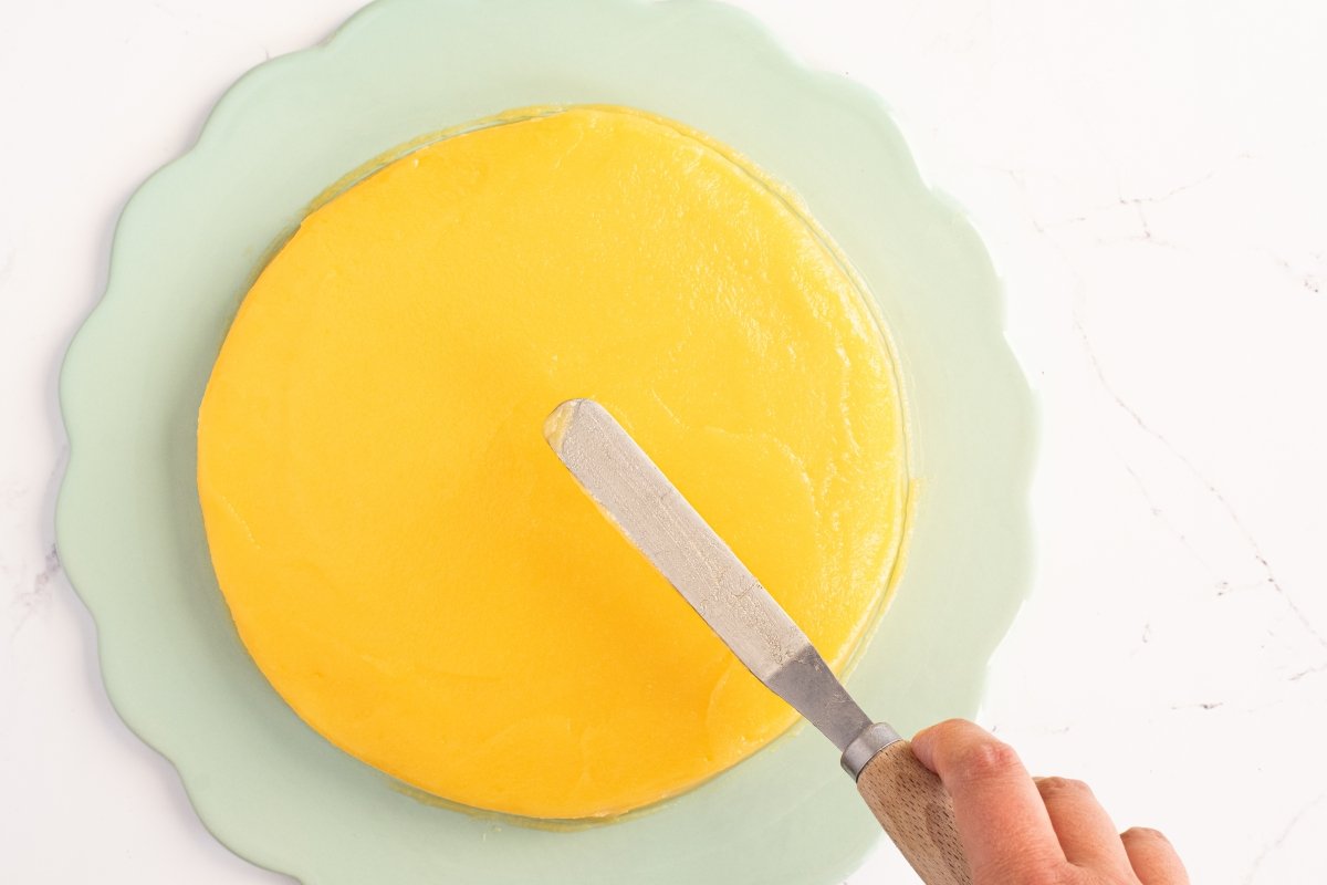 Cubrimos con la yema la tarta capuchina