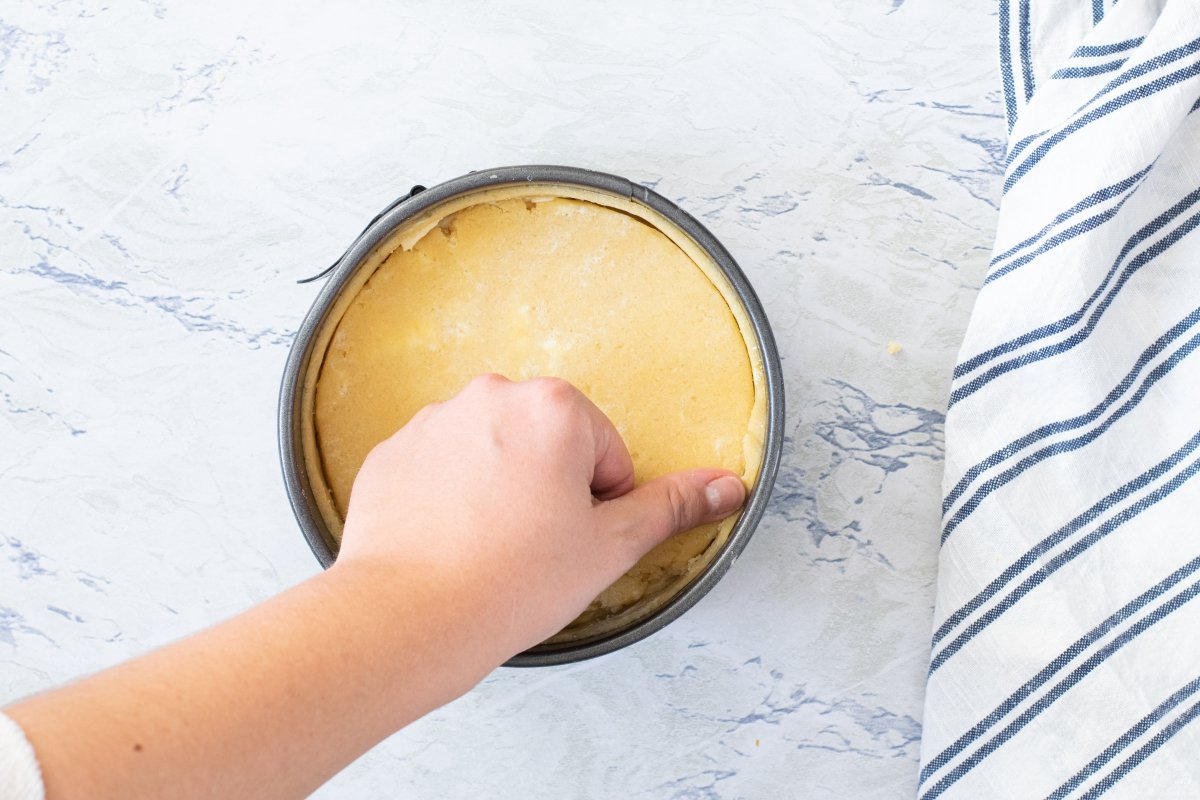 Cubrimos con masa la crema del pastel vasco