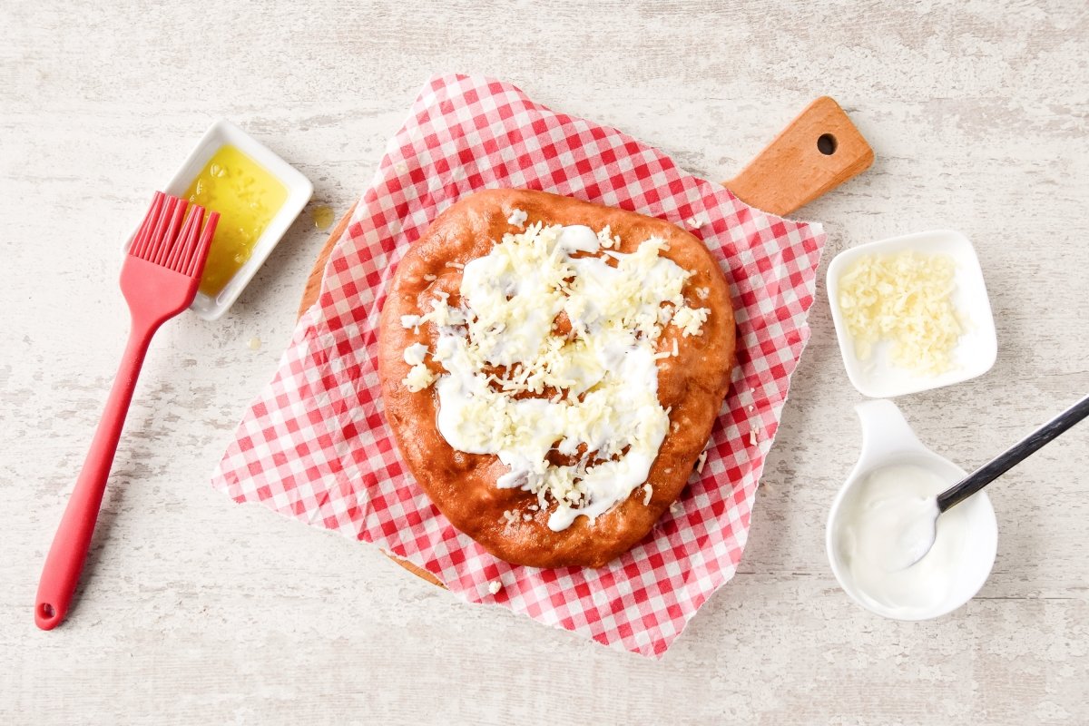 Cubrimos con nata agria y queso rallado