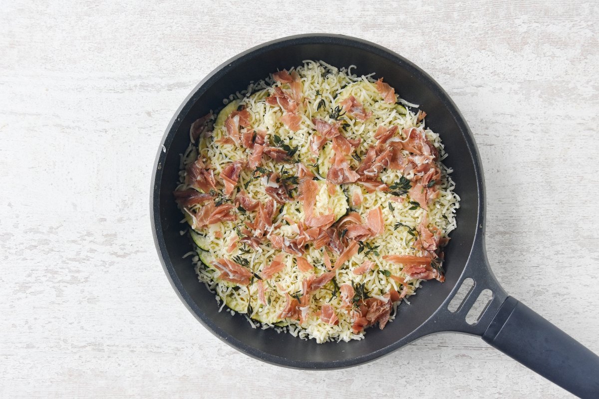 Cubrimos con queso, jamón y tomillo