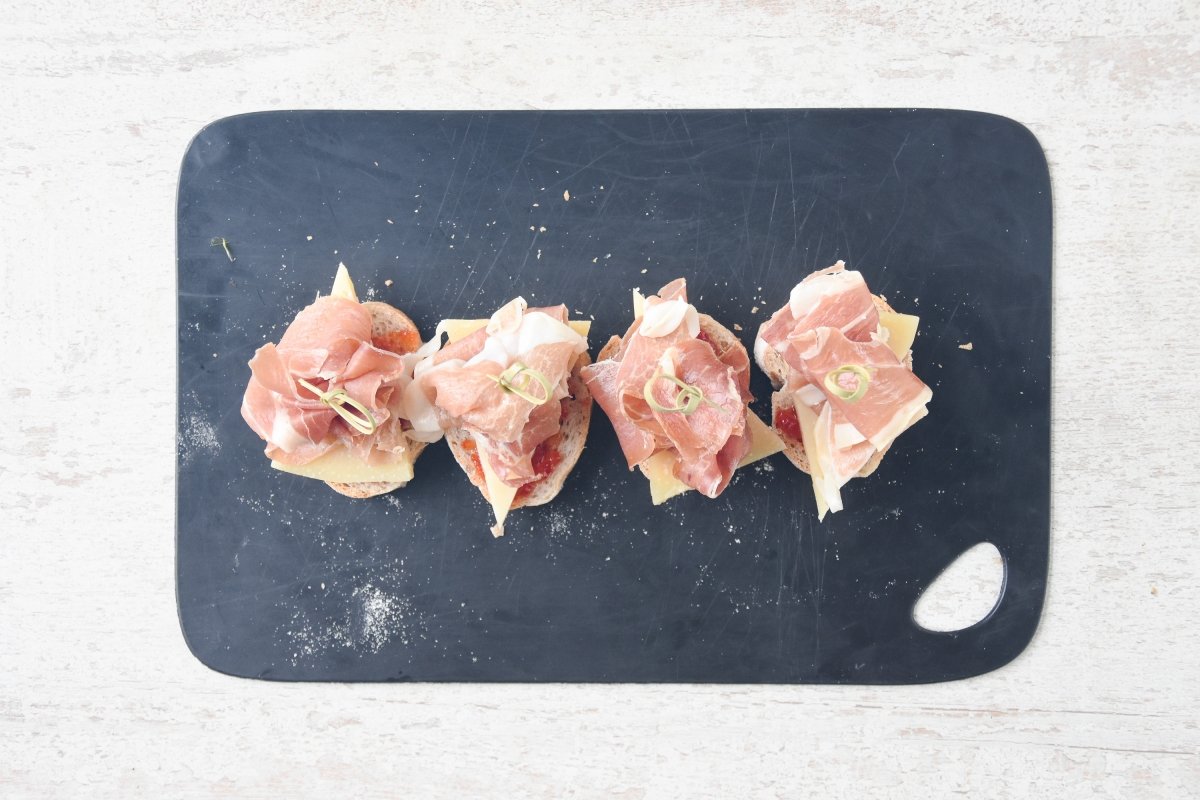 Cubrimos con queso y jamón serrano