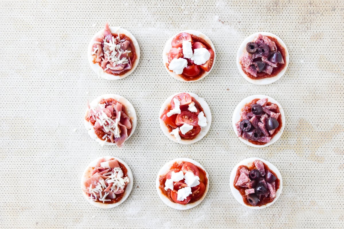 Cubrimos con salami y olivas