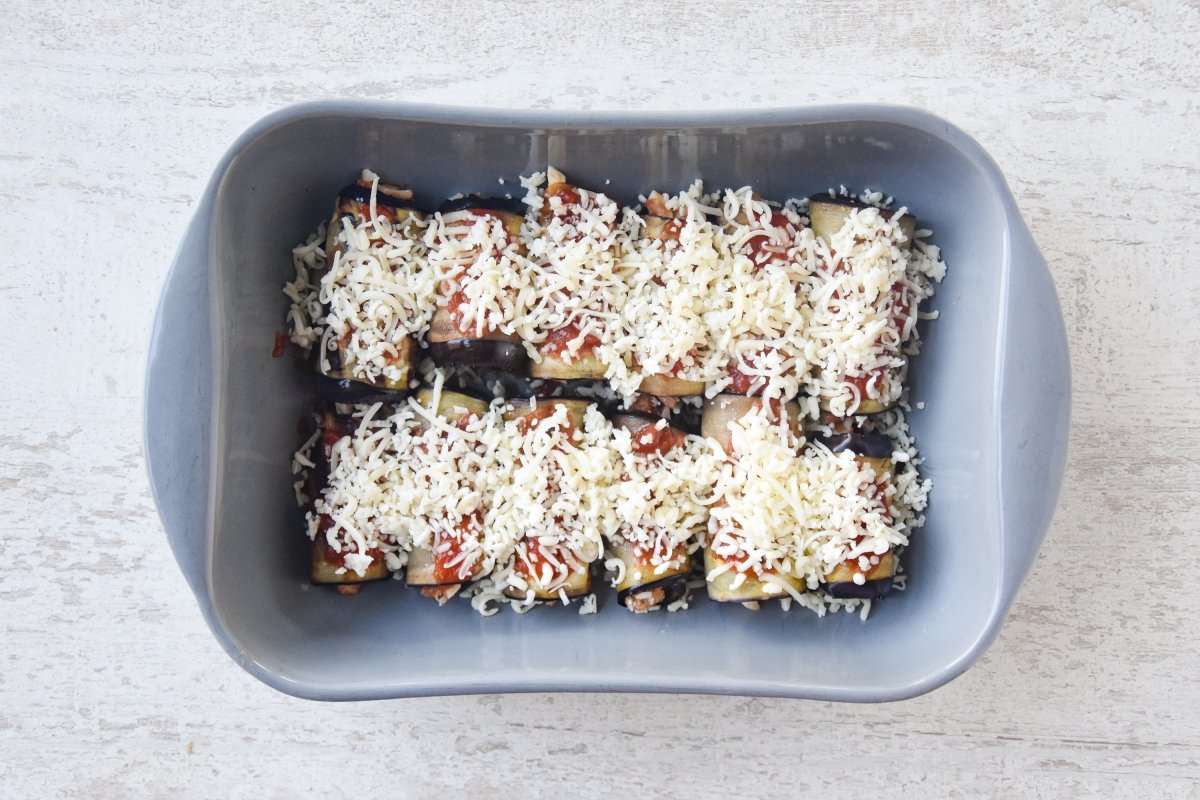 Cubrimos con salsa de tomate y queso rallado