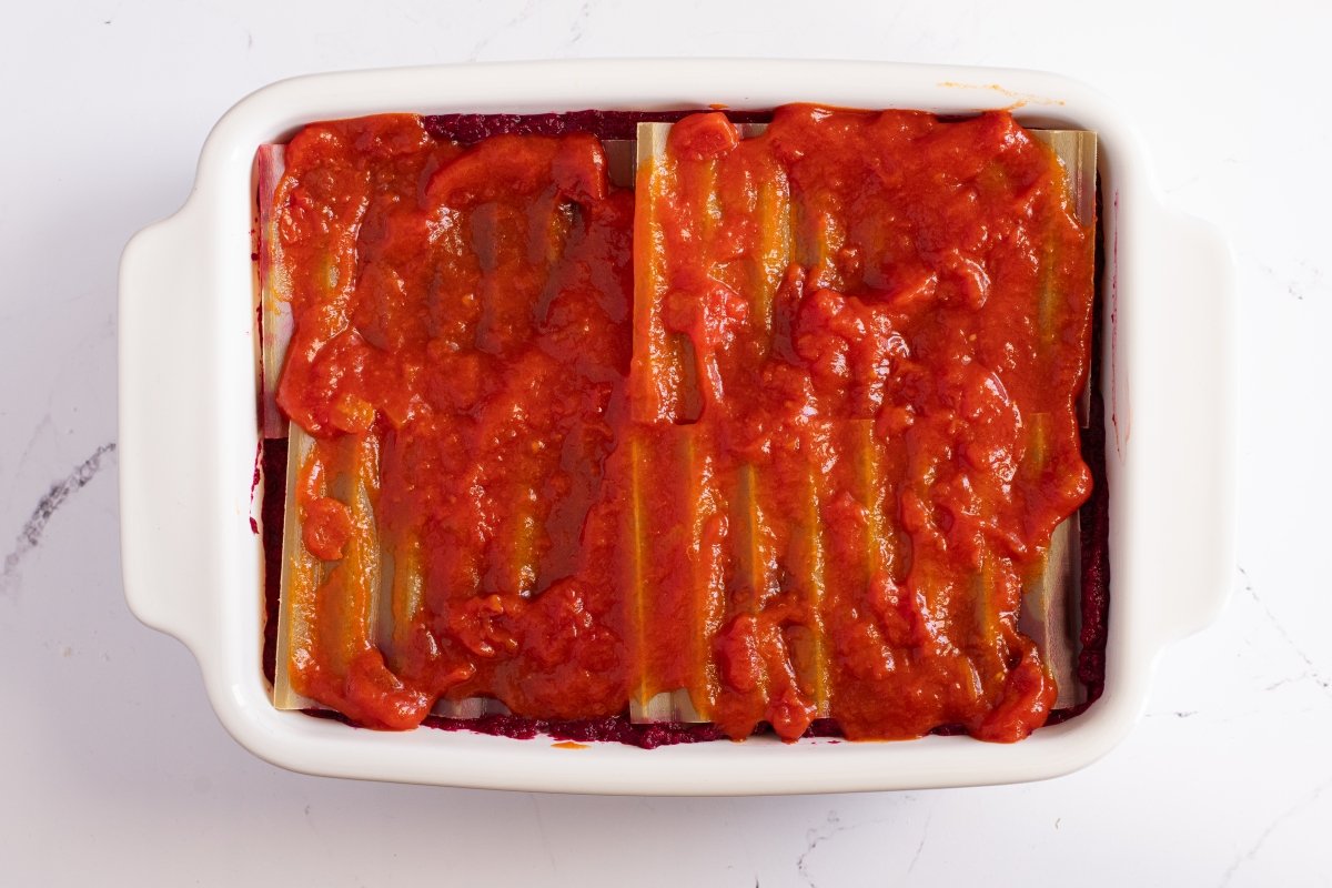 Cubrimos con tomate la lasaña arcoíris