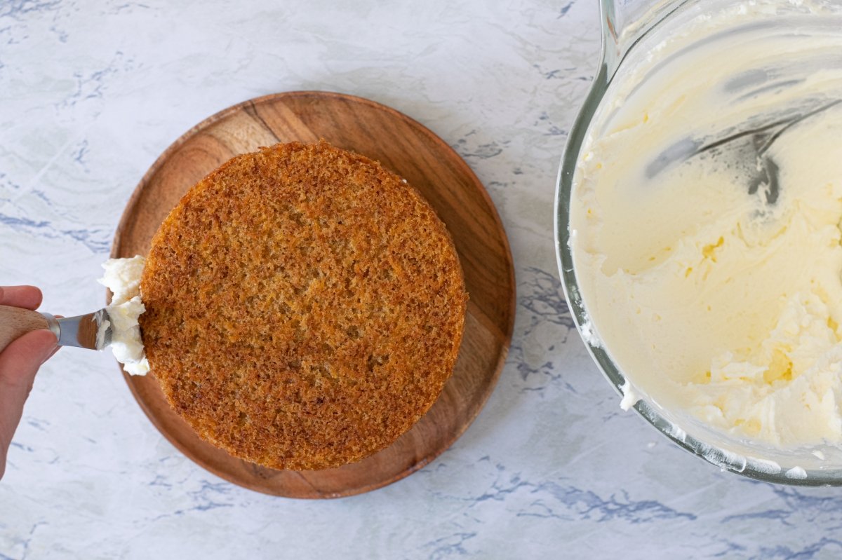 Cover the sides of the carrot cake with cream