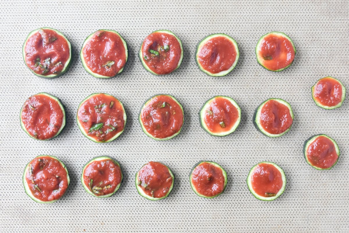 Cubrimos el calabacín con salsa de tomate