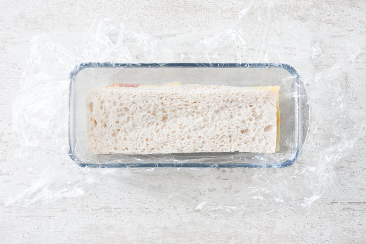Cubrimos el jamón y queso con pan