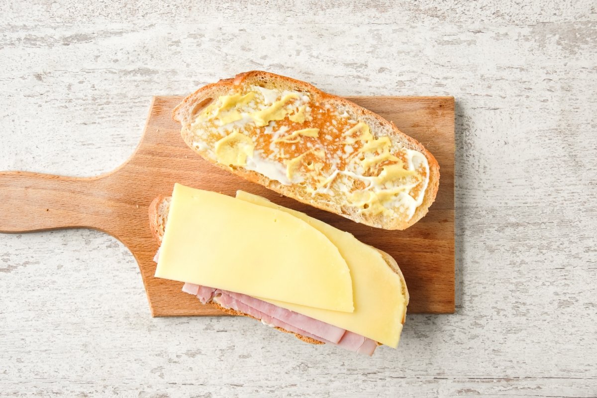 Cubrimos el panecillo con jamón y queso