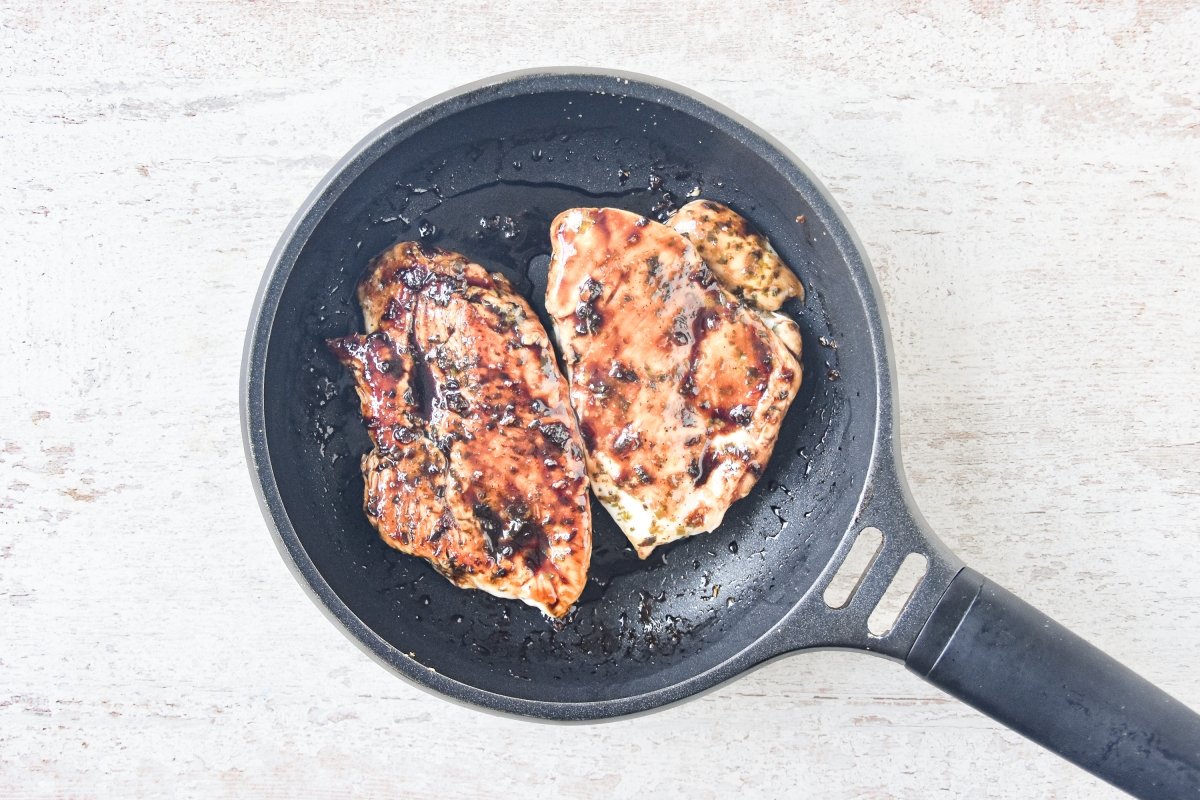 Cubrimos el pollo con el glaseado