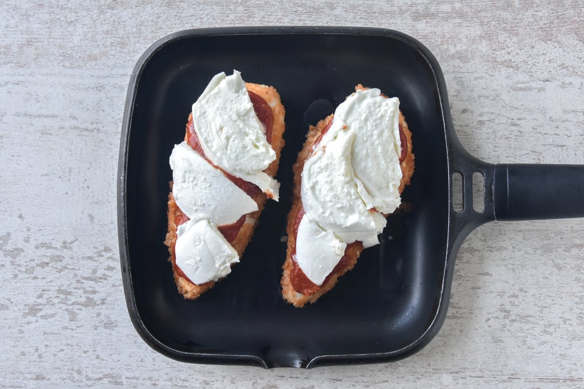 Cubrimos el pollo con mozzarella