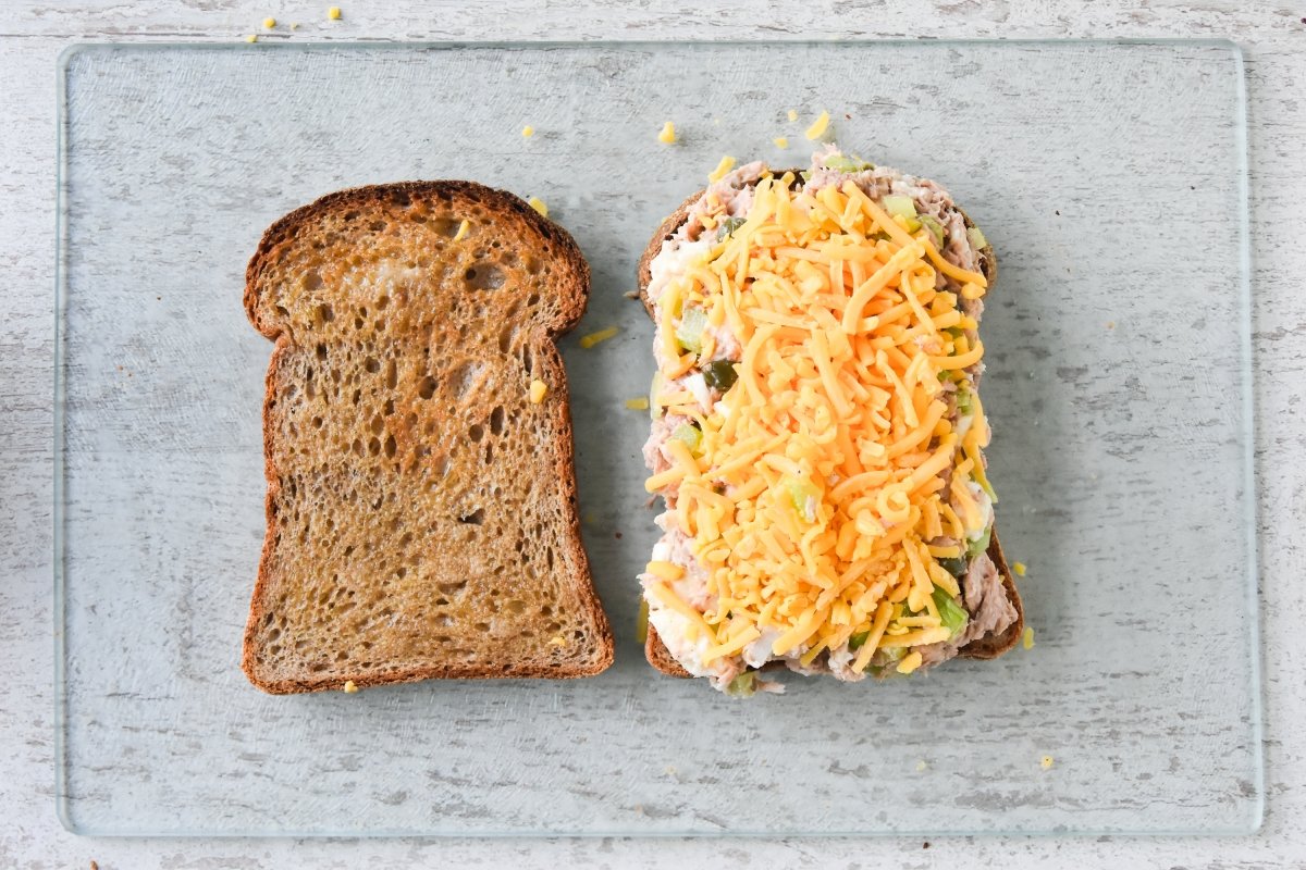 Cubrimos el tuna melt con el queso