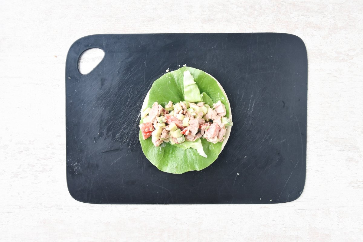 Cubrimos el wrap con la lechuga y la mezcla de atún
