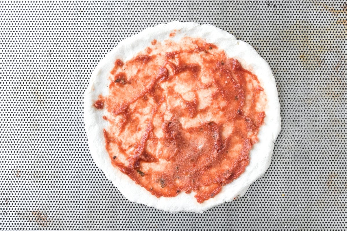 Cubrimos la base con salsa de tomate