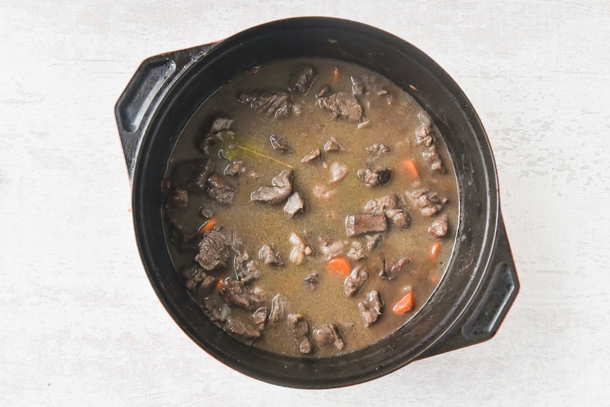 Cubrimos la carne con el caldo