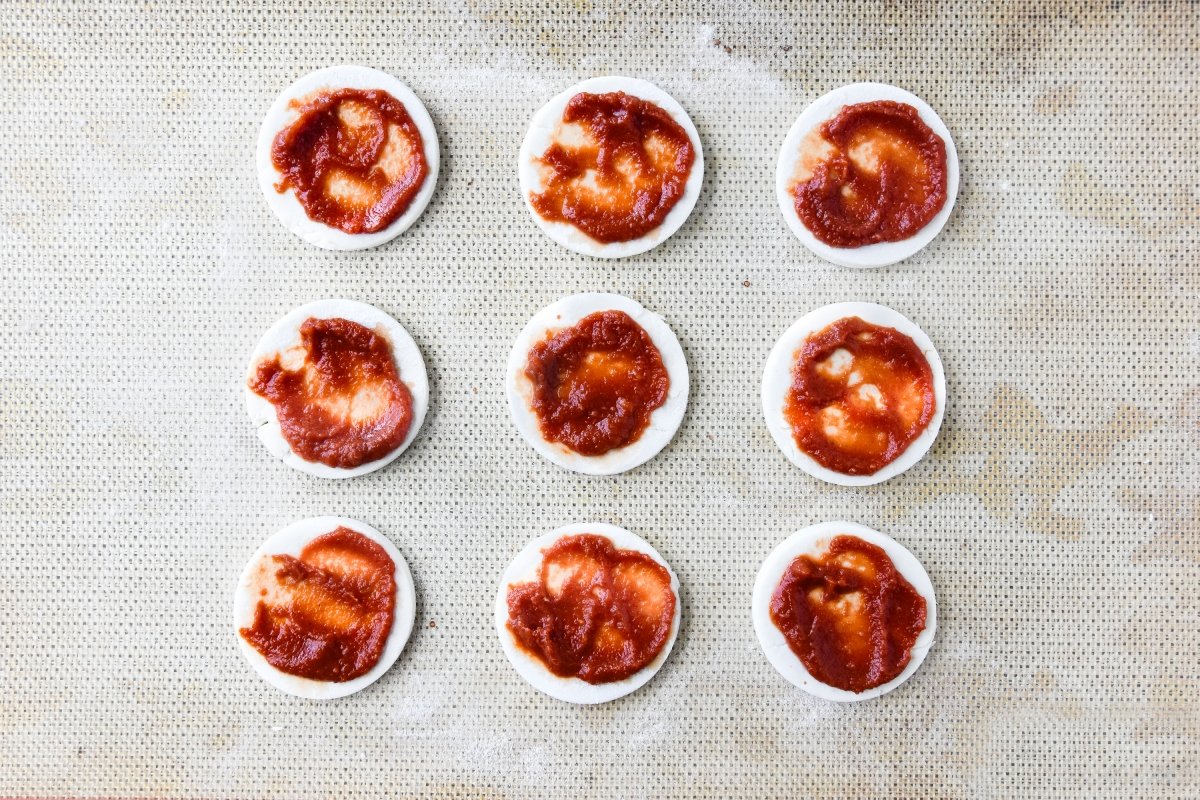 Cubrimos la masa con salsa de tomate